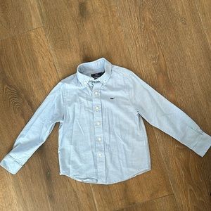 Vineyard vines boys long sleeve button down shirt. Size 5. Color light blue.